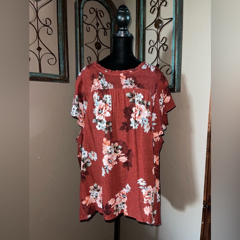 Maurice’s top blouse 3X dark umber color with flowers and gold trim cap sleeve